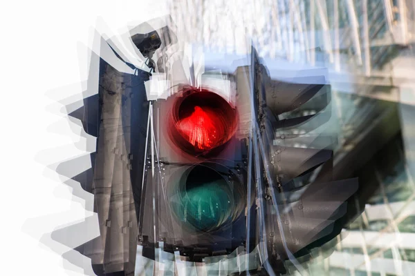 Imagen de efecto de exposición múltiple. semáforo mostrando rojo contra de edificio moderno bloque de oficinas. Concepto de negocio y vida moderna . — Foto de Stock