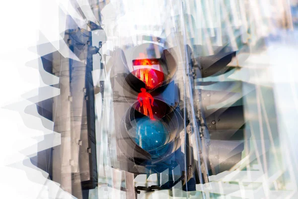 Bild mit Mehrfachbelichtung. Ampel zeigt Rot gegen modernes Bürohaus. Business und modernes Lebenskonzept. — Stockfoto