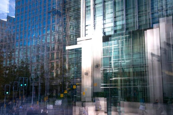 Ciudad de Londres al atardecer. Imagen de exposición múltiple incluye la ciudad de Londres aria financiera con rascacielos —  Fotos de Stock