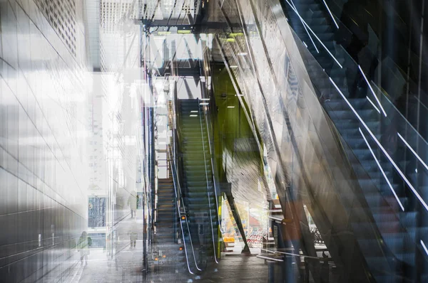 Arquitectura moderna, estación de tren con escaleras mecánicas, vigas metálicas de apoyo, máquina de boletos. Imagen de exposición múltiple —  Fotos de Stock