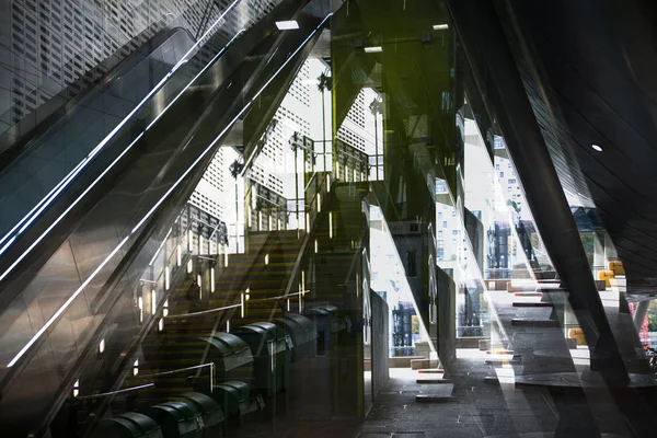 Современная архитектура, железнодорожный вокзал с эскалаторами, несущие металлические балки, билетная машина. Многократное изображение экспозиции — стоковое фото