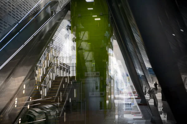 Arquitectura moderna, estación de tren con escaleras mecánicas, vigas metálicas de apoyo, máquina de boletos. Imagen de exposición múltiple — Foto de Stock