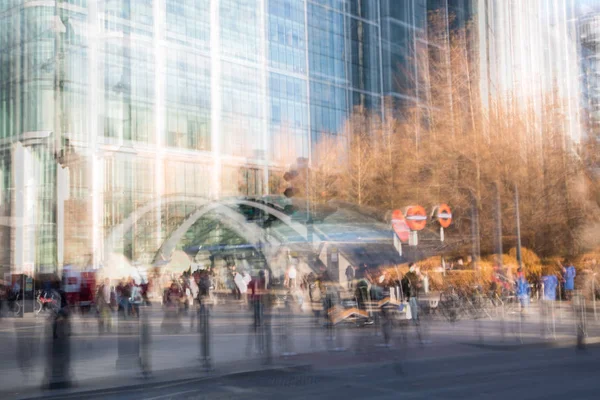 Kanarya Wharf metro istasyonu giriş, çoklu pozlama görüntü. Londra, İngiltere — Stok fotoğraf