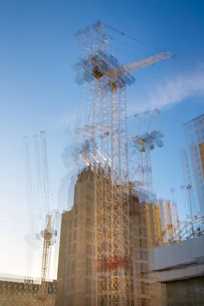Imagem de exposição múltipla do canteiro de obras no centro de Londres. Guindastes e contração de concreto contra do céu azul . — Fotografia de Stock