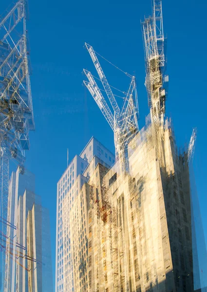 Многократная экспозиция строительной площадки в центре Лондона. Краны и бетонные стяжки против голубого неба . — стоковое фото