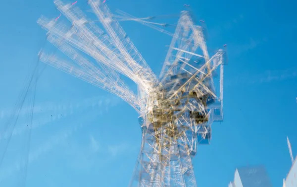 多重曝光的图片，在伦敦市中心的建筑工地。起重机和混凝土收缩对蔚蓝的天空. — 图库照片