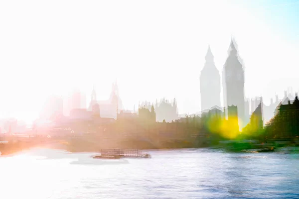 Wiele ekspozycji obraz piękny poranek na Westminster bridge z rozmycie chodzenia ludzi. Widok zawiera budynki Parlamentu oraz Big Ben. — Zdjęcie stockowe