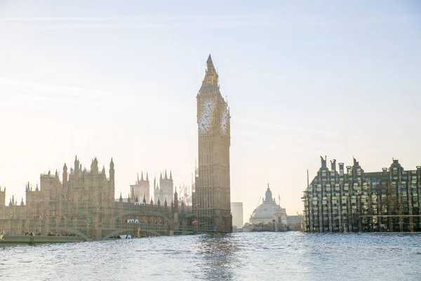 Imagen de exposición múltiple de hermosa mañana en el puente de Westminster con desenfoque de personas caminando. Vista incluye Big Ben y Casas del Parlamento . —  Fotos de Stock