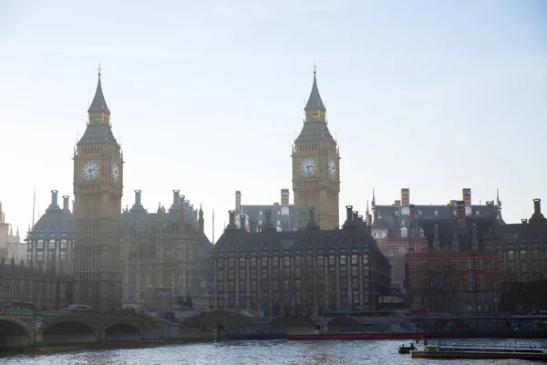 Imagem de exposição múltipla de bela manhã na ponte de Westminster com borrão de pessoas ambulantes. Vista incluem Big Ben e Casas do Parlamento . — Fotografia de Stock