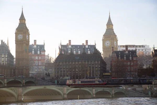 Immagine di esposizione multipla di bella mattina sul ponte di Westminster con sfocatura di persone a piedi. Vista includono Big Ben e Camere del Parlamento . — Foto Stock