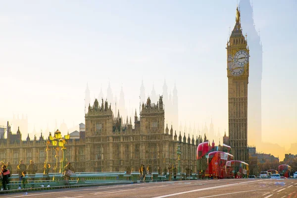 Wiele ekspozycji obraz piękny poranek na Westminster bridge z rozmycie chodzenia ludzi. Widok zawiera budynki Parlamentu oraz Big Ben. — Zdjęcie stockowe