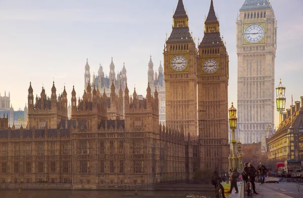 Wiele ekspozycji obraz piękny poranek na Westminster bridge z rozmycie chodzenia ludzi. Widok zawiera budynki Parlamentu oraz Big Ben. — Zdjęcie stockowe