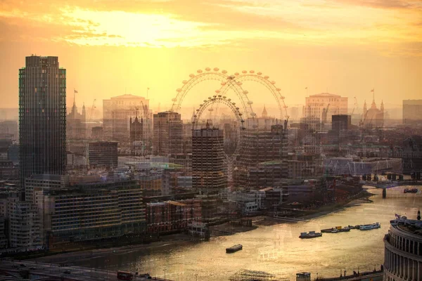 Cidade de Londres ao pôr-do-sol. Imagem de exposição múltipla inclui ária financeira da cidade de Londres com arranha-céus — Fotografia de Stock