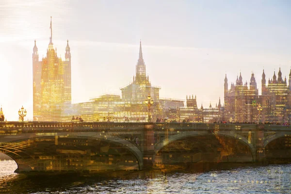 Westminster bridge ile güzel sabahı birden fazla pozlama görüntü bulanıklığı insanlar yürümekten. Görünüm Big Ben'e ve Parlamento dahil. — Stok fotoğraf