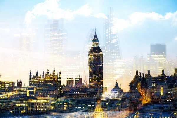 Şehir Londra gün batımında. Londra mali ARIA gökdelenler ile birden fazla pozlama görüntü içerir — Stok fotoğraf