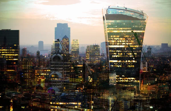 Edifici moderni della città di Londra, l'immagine a esposizione multipla include grattacieli del quartiere degli affari al tramonto. Regno Unito, Londra — Foto Stock