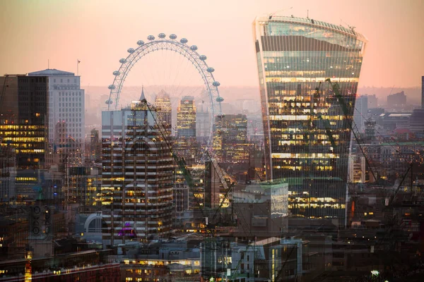 Edifici moderni della città di Londra, l'immagine a esposizione multipla include grattacieli del quartiere degli affari al tramonto. Regno Unito, Londra — Foto Stock