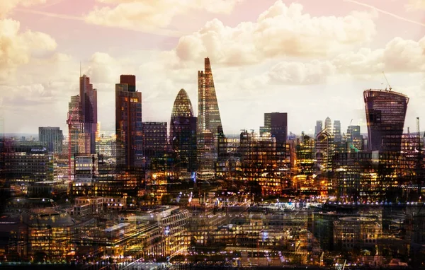 Edificios modernos de la ciudad de Londres, la imagen de exposición múltiple incluye rascacielos del distrito financiero al atardecer. Reino Unido, London — Foto de Stock