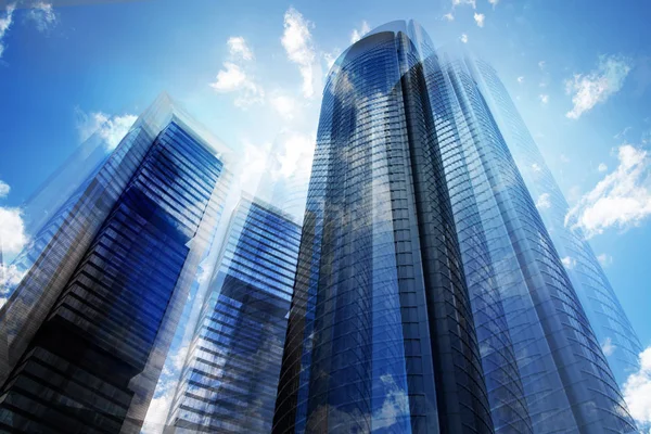 Современные здания лондонского Сити, многочисленные экспозиционные изображения включают в себя небоскребы делового района на закате. Russia, Moscow — стоковое фото