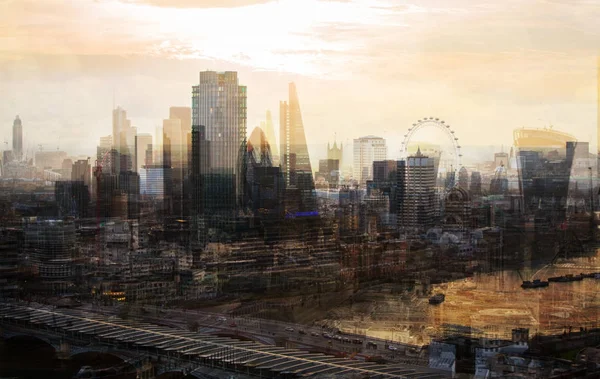 Bâtiments modernes de la ville de Londres, l'image à exposition multiple comprend des gratte-ciel du quartier des affaires au coucher du soleil. Royaume Uni, Londres — Photo