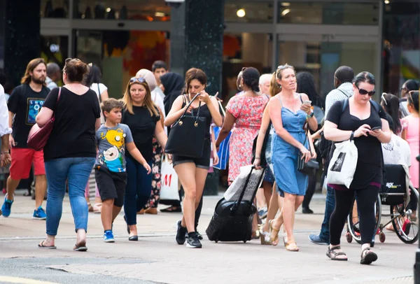 Oxford circus Kavşağı, Londra, İngiltere'de geçiş insanlar — Stok fotoğraf