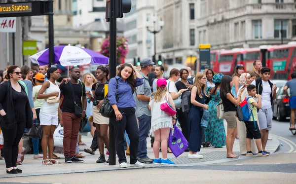 Pessoas que atravessam a junção do circo de Oxford, Londres, Reino Unido — Fotografia de Stock