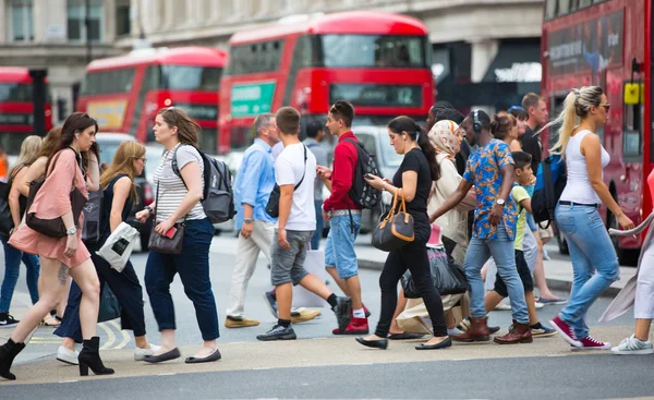 Gente cruzando el cruce del circo de Oxford, Londres, Reino Unido —  Fotos de Stock