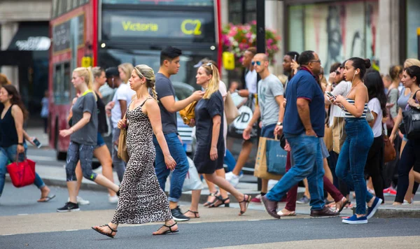 Pessoas que atravessam a junção do circo de Oxford, Londres, Reino Unido — Fotografia de Stock