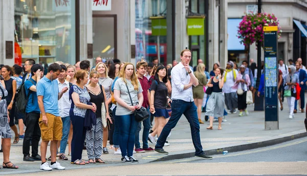 Menschen überqueren die Oxford Circus Kreuzung, London, Großbritannien — Stockfoto