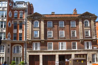 Kensington periyodik binalar sıra ile konut aria. Londra'nın merkezinde lüks mal. İngiltere