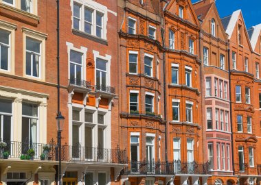 Kensington periyodik binalar sıra ile konut aria. Londra'nın merkezinde lüks mal. İngiltere