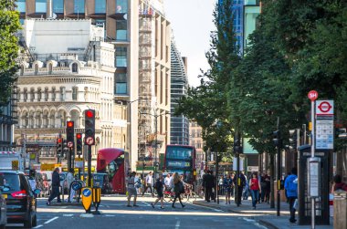 Londra, İngiltere - 4 Ekim 2016: Halkın, turistlerin ve Londralılar Leicester kare yürüyen bir sürü,