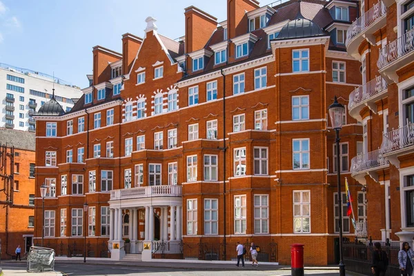 Aria résidentielle de Kensington avec rangée de bâtiments périodiques. Propriété de luxe dans le centre de Londres. Royaume Uni — Photo