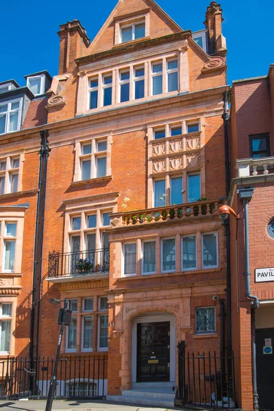 Aria rezidențială din Kensington cu rânduri de clădiri periodice. Proprietate de lux în centrul Londrei. Marea Britanie — Fotografie, imagine de stoc