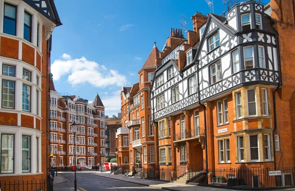 Aria residencial de Kensington com fileira de edifícios periódicos. Propriedade de luxo no centro de Londres. Reino Unido — Fotografia de Stock