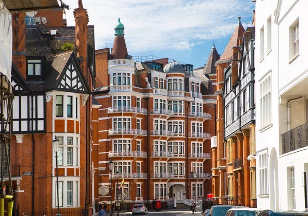 Bostäder aria av Kensington med raden av periodiska byggnader. Lyx fastigheter i centrala London. Storbritannien — Stockfoto