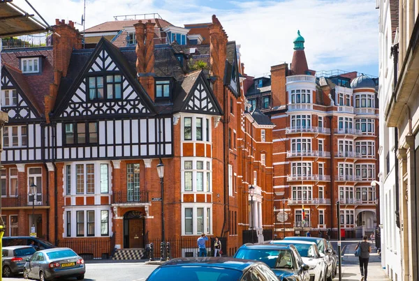 Obytné árie Kensington s řadou pravidelných budov. Luxusní ubytování v centru Londýna. Velká Británie — Stock fotografie