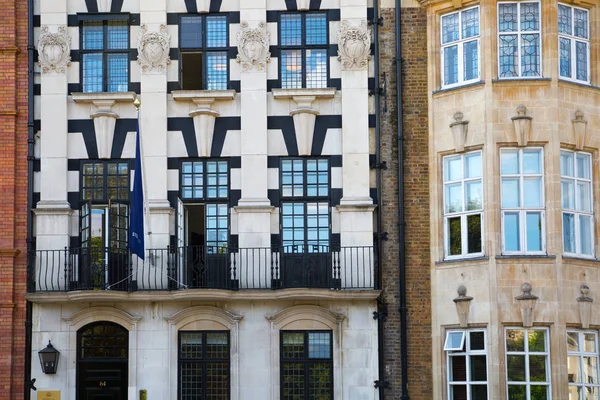 Residential aria of Kensington with row of periodic buildings. Luxury property in the centre of London. UK — Stock Photo, Image