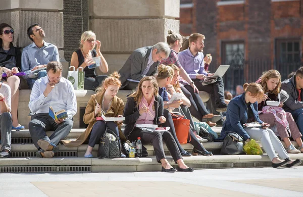 Ofis çalışanları st. Paul Katedrali yanındaki parkta bir öğle yemeği. Londra, İngiltere — Stok fotoğraf