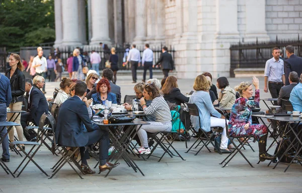 Trabalhadores de escritório almoçando no parque ao lado da catedral de São Paulo. Londres, Reino Unido — Fotografia de Stock