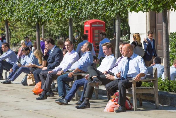 Employés de bureau déjeunant dans un parc à côté de la cathédrale St Paul. Londres, Royaume-Uni — Photo