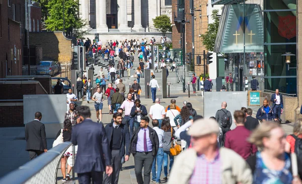 Millennium Köprüsü ile lots-in insanlar yürümek. Londra, İngiltere — Stok fotoğraf