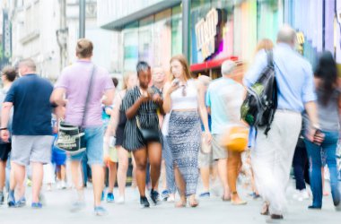 Leicester Meydanı halkın, turistlerin ve Londralılar dolu. Bulanık türü resim. Londra, İngiltere