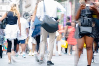 Leicester Meydanı halkın, turistlerin ve Londralılar dolu. Bulanık türü resim. Londra, İngiltere