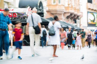 Leicester Meydanı halkın, turistlerin ve Londralılar dolu. Bulanık türü resim. Londra, İngiltere