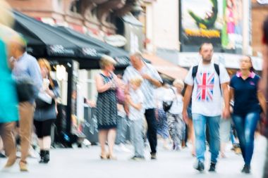 Leicester Meydanı halkın, turistlerin ve Londralılar dolu. Bulanık türü resim. Londra, İngiltere