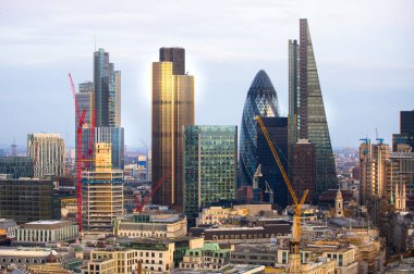 Şehir Londra gün batımında. Londra, İngiltere