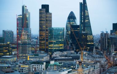 Şehir Londra gün batımında. Londra, İngiltere