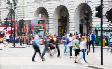 Piccadilly circus halkın, turistlerin ve kavşak geçiş Londralılar dolu. Londra, İngiltere
