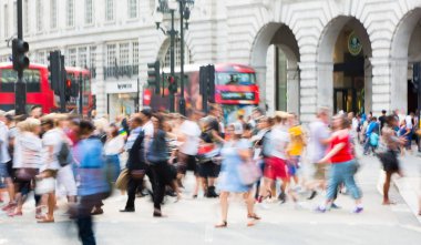 Piccadilly circus halkın, turistlerin ve kavşak geçiş Londralılar dolu. Londra, İngiltere